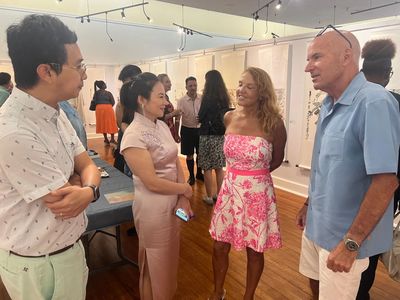 百慕大群島首個中國畫展亮相 翟優、樊蕾伉儷“家園”作品引國際關注